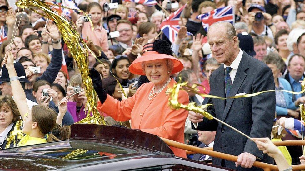 Y Frenhines Elizabeth yn dathlu ei Jiwbilî Aur yn 2002