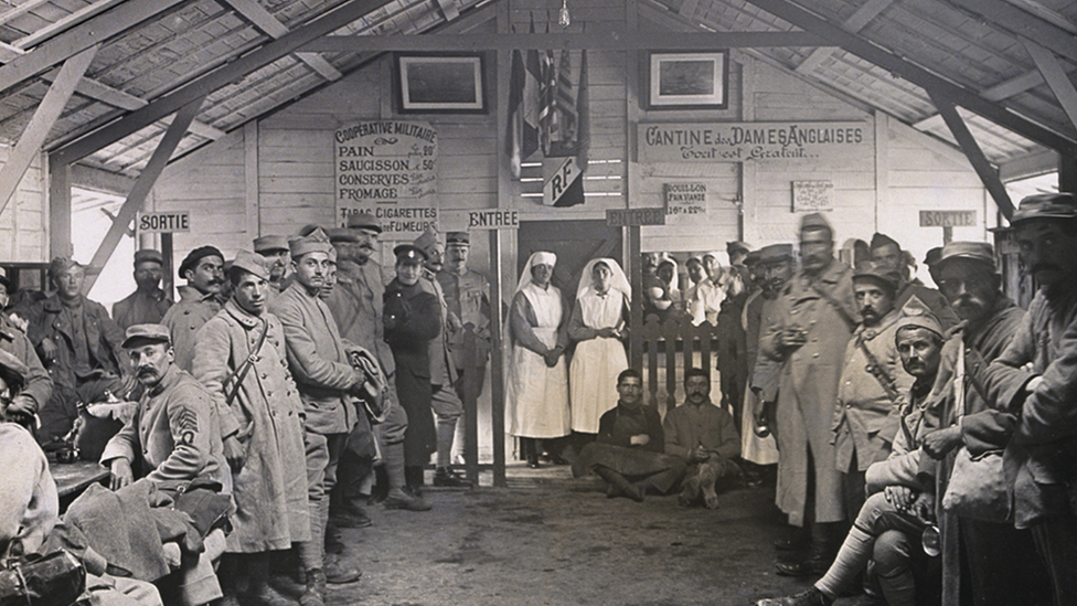 Gwendoline and Margaret Davies (centre) with troops in France