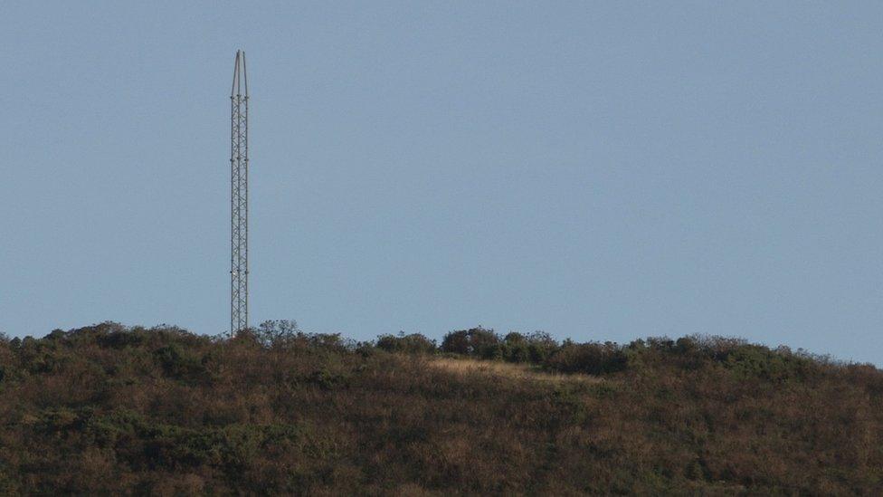 Broadband mast