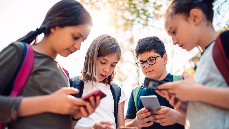 children-using-their-phone.