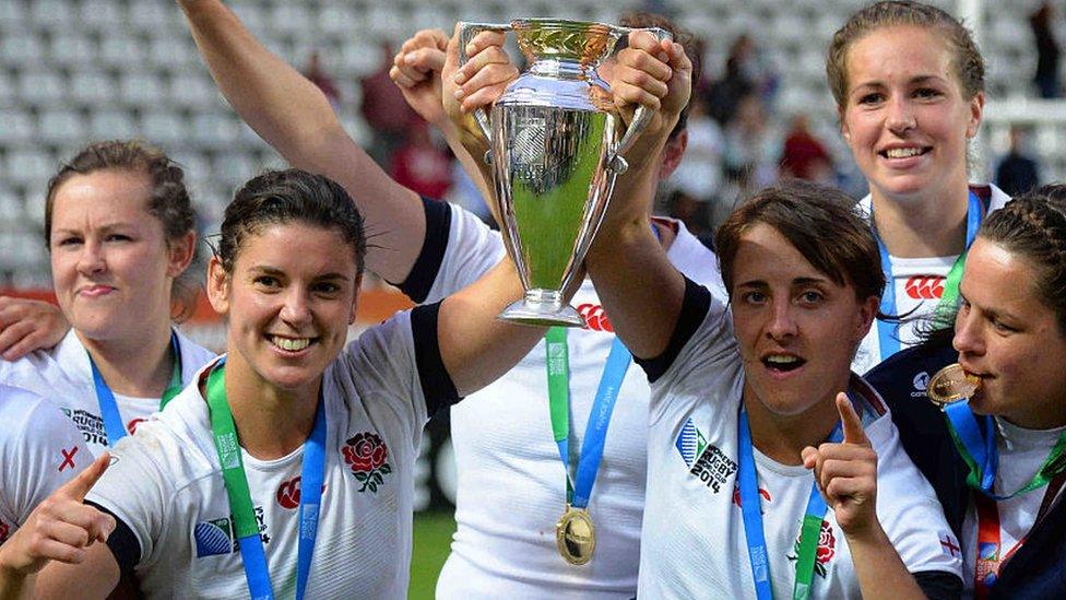 England-players-lift-the-2014-Women's-Rugby-World-Cup-trophy.