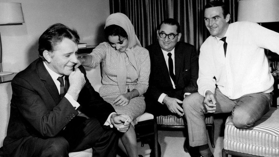 Richard Burton, Elizabeth Taylor, y cynhyrchydd Joseph Levine ac Stanley Baker