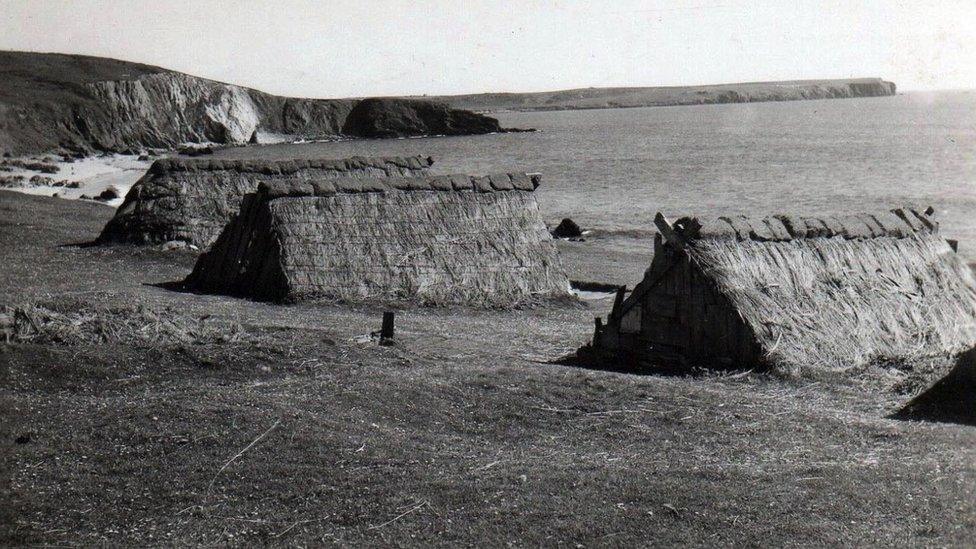 Cytiau sychu gwymon ger glannau traeth Freshwater West, Sir Benfro