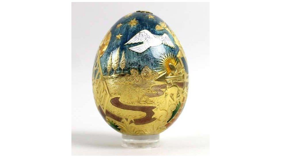 The 326.6 g egg was made by Garrard & Co, for Cadbury's. of 22ct gold