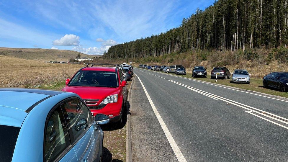 Ceir ar ymyl y ffordd ger mynydd Pen y Fan