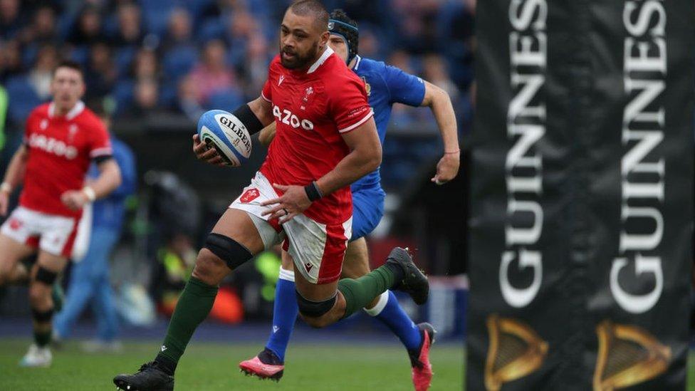 Taulupe Faletau yn cario'r bêl dros y llinell gais