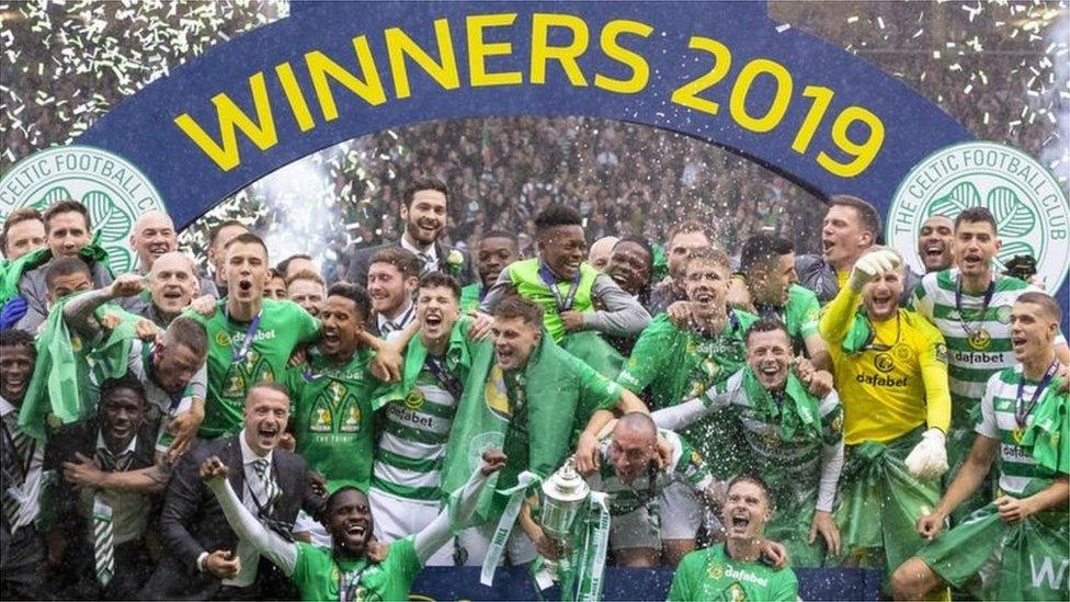 Celtic-celebrate-winning-the-treble.