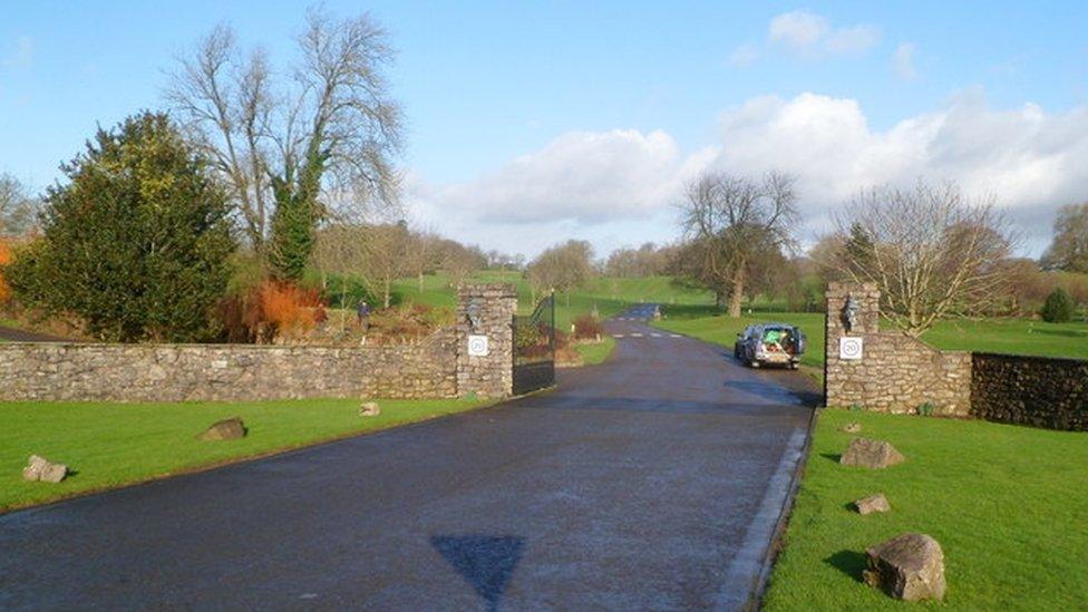 The entrance top Cottrell Park Golf Resort