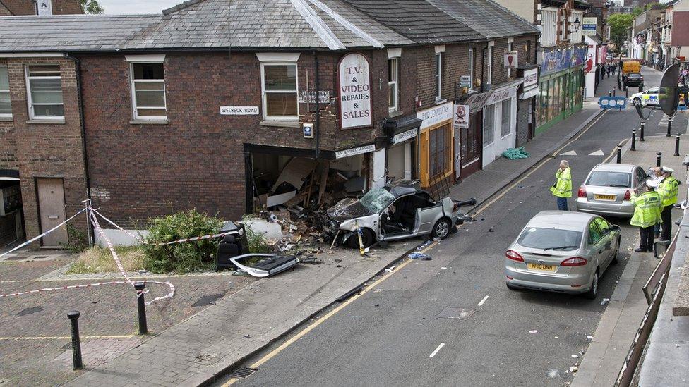 Luton car crash