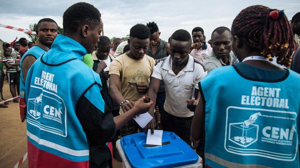 Residents cast their ballot in an improvised polling station in the street of a district in Beni, on December 30, 2018