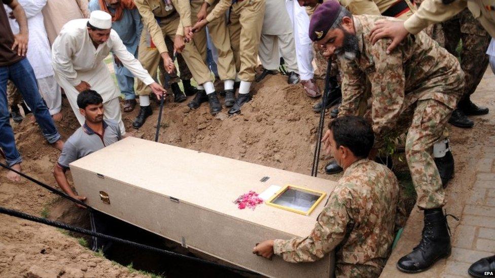 Pakistani soldiers and relatives attend the funeral in Multan of a soldier killed fighting militants (24 June 201`5)