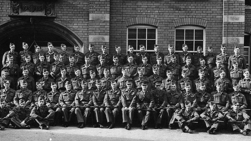 Swyddogion Cartreflu Glamorgan yn 1944, 'The 5th Glamorgan Battalion', y tu allan i'r Drill Hall, Y Barri