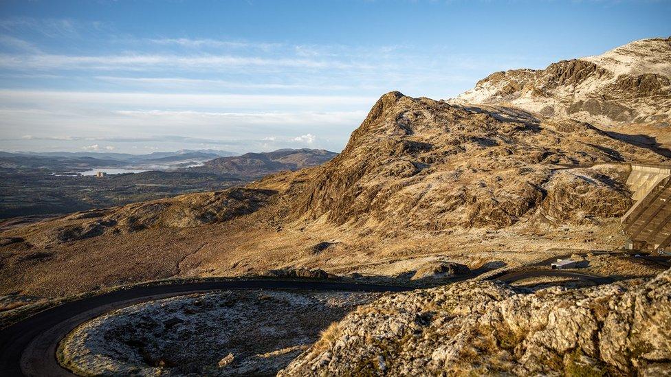 Argae Stwlan a mynyddoedd y Moelwynion ym Mlaenau Ffestiniog