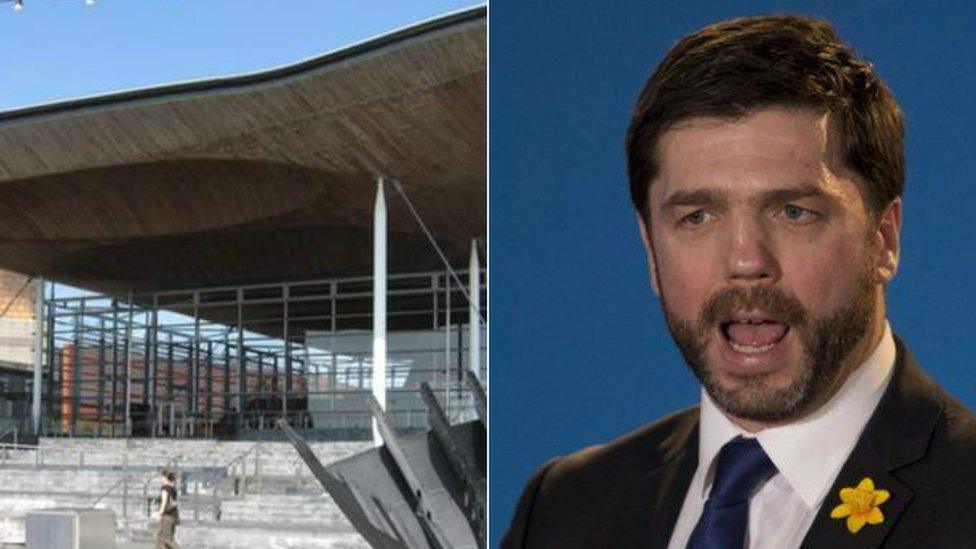 Senedd a Crabb