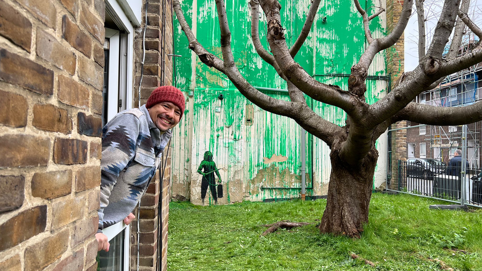 Neighbour pops head out of window