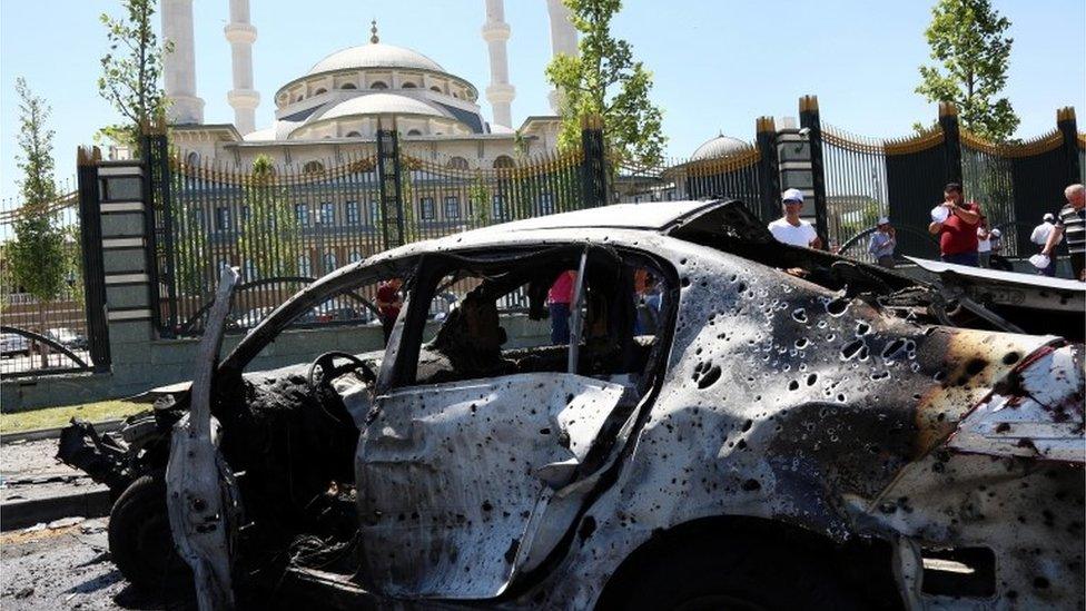 People look at destroyed cars outside the presidential palace in Ankara (16/07/2016)