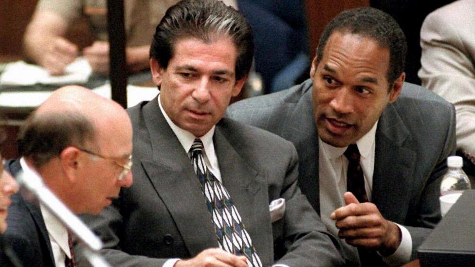 Robert Kardashian (centre) helped defend OJ Simpson