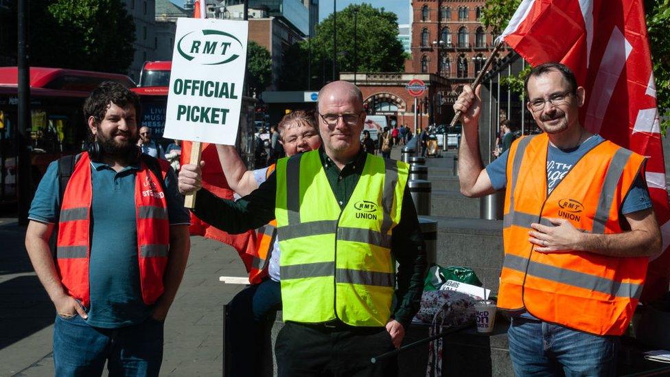 protestors-picketing.