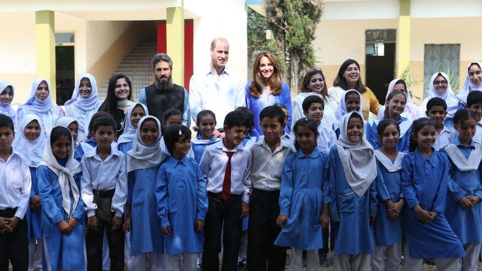 duke-and-duchess-of-cambridge-with-school-children.