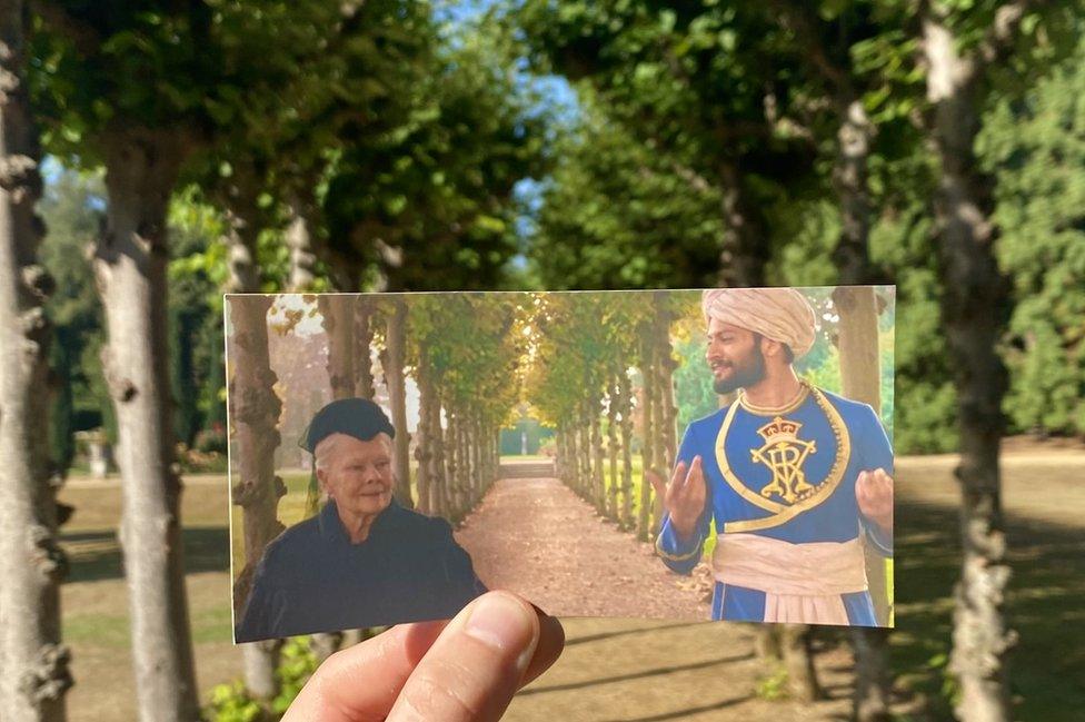 Dame Judi Dench and Ali Fazal in the gardens in Victoria and Abdul (2017)