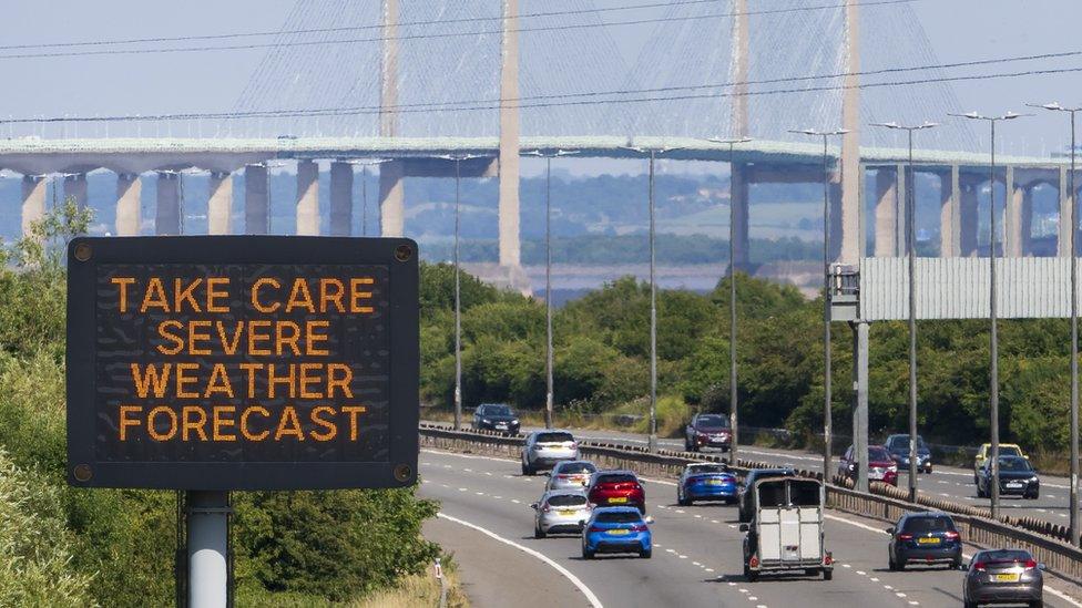 Heat warning sign at Prince of Wales Bridge