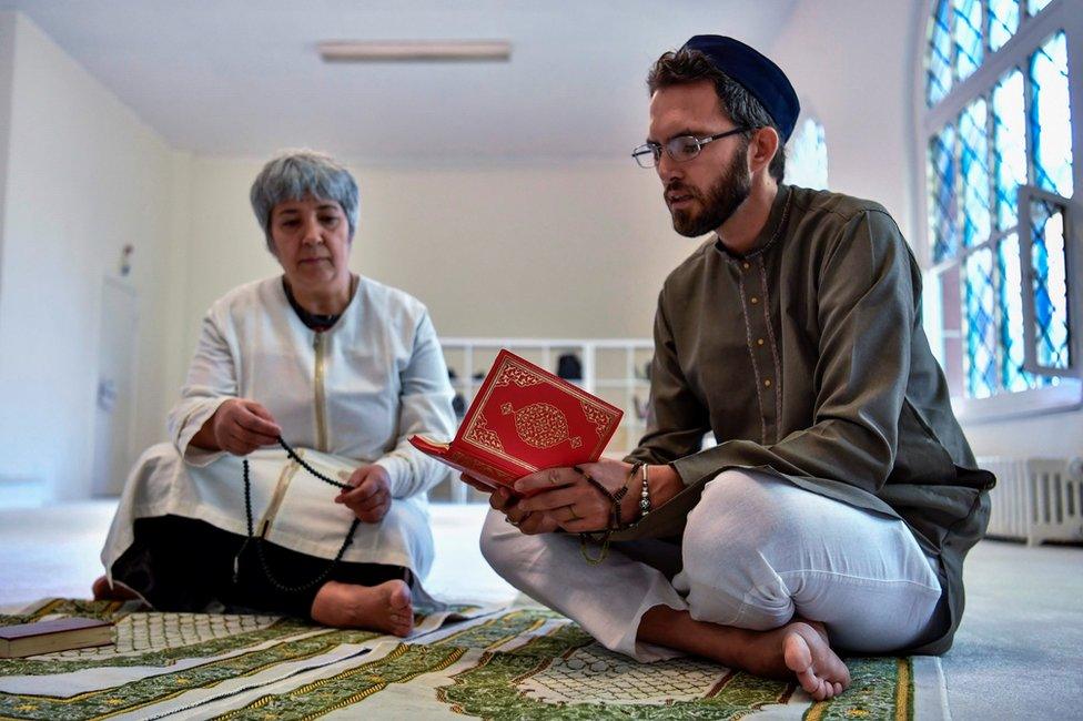 Openly gay French imam Ludovic-Mohamed Zahed (R) and German-Turkish lawyer Seyran Ates in Berlin, 28 July