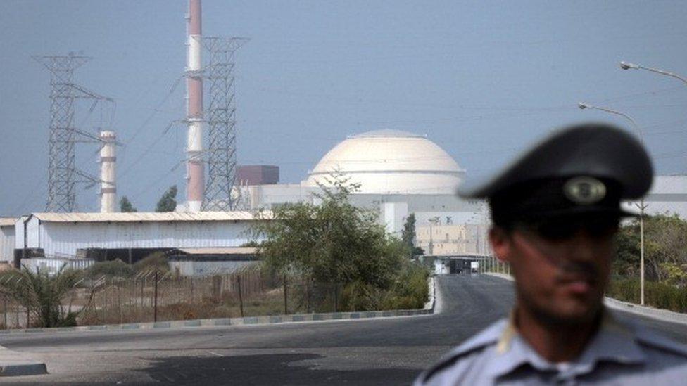 An Iranian security guard standing in front of the Bushehr nuclear power plant in southern Iran (20 August 2015)