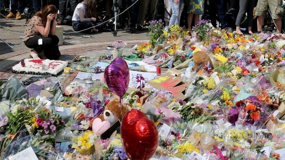 Makeshift memorial for victims of Manchester bombing (25/05/17)