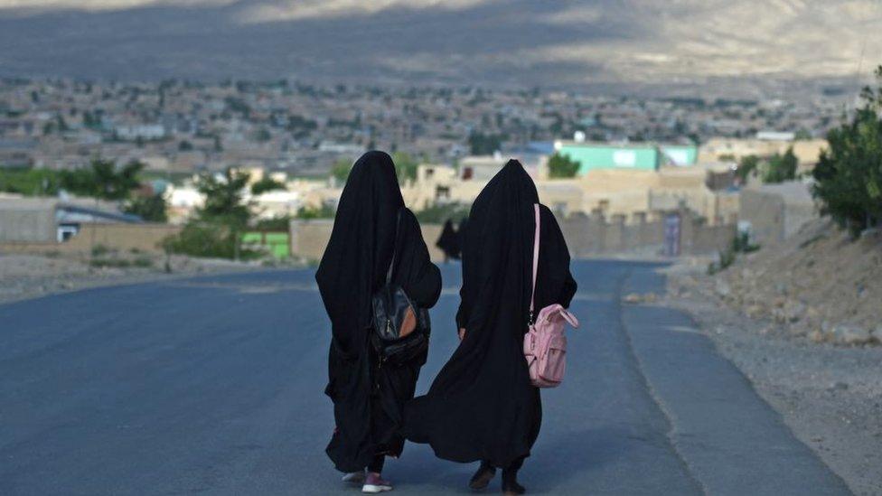 women-walking-in-street-afghanistan.