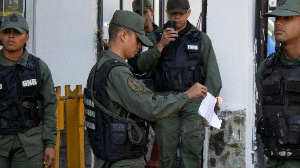 Venezuelan National Guard sets on fire a copy of a document regarding a proposed amnesty law. Caracas, 27 Jan 2019