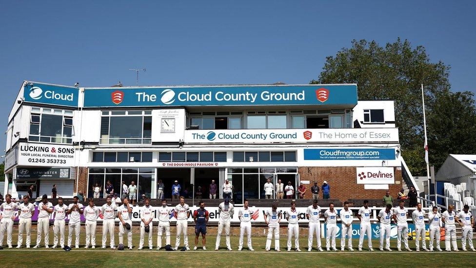 Cricket teams in tribute