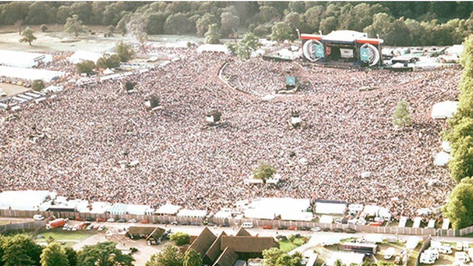 The Oasis crowd at Knebworth