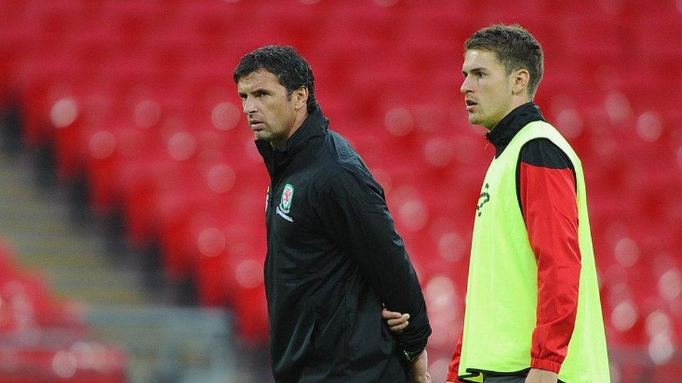 Roedd Gary Speed yn rheolwr ar lond llaw o chwaraewyr, fel Aaron Ramsey (dde), sydd yn parhau i serennu i'r tîm cenedlaethol