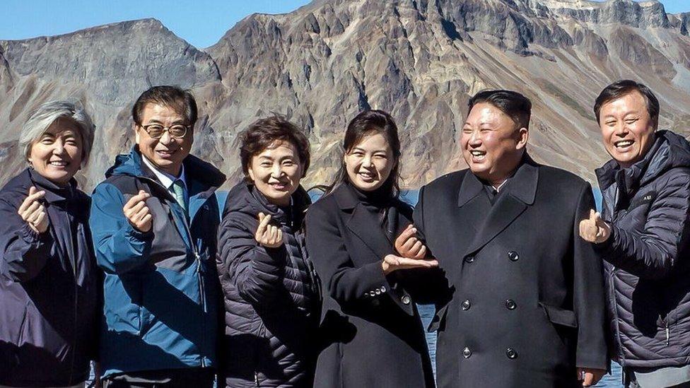 Korean presidents form a heart symbol with their fingers