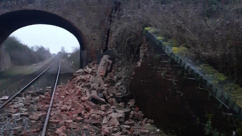 Yarnton bridge over railway line