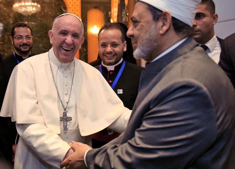 Pope Francis shaking hands with Sheikh Ahmed al-Tayeb, the Grand Imam of Al-Azhar