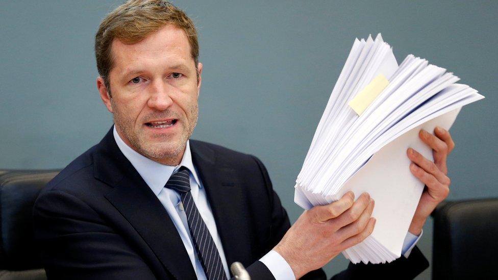 Wallonia leader Paul Magnette holds up Ceta documents in Walloon parliament, 21 Oct 16