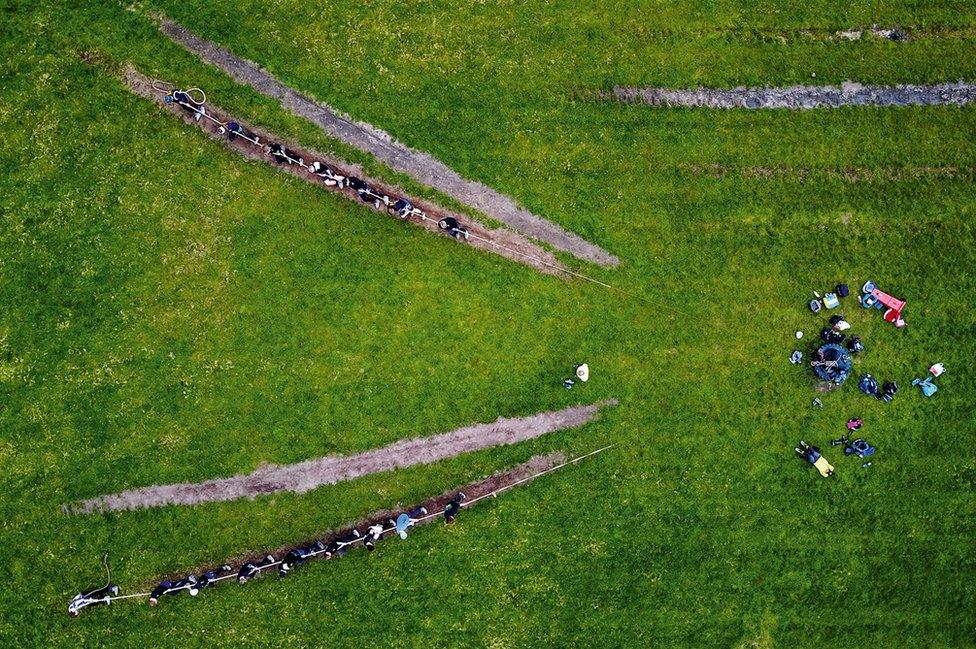 An aerial view of a tug of war match.