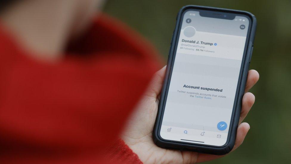 suspended-twitter-account-of-donald-trump-appears-on-iphone