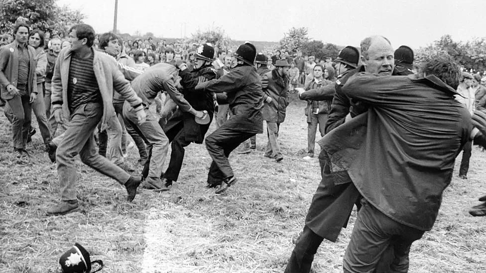 Clashing police and miners at Orgreave