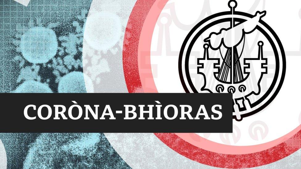 Suaicheantas CnES le coròna-bhìoras sgrìobhte air.