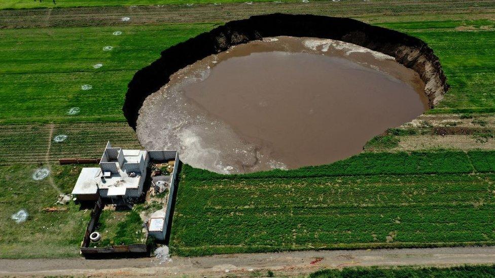 sinkhole-in-mexico.