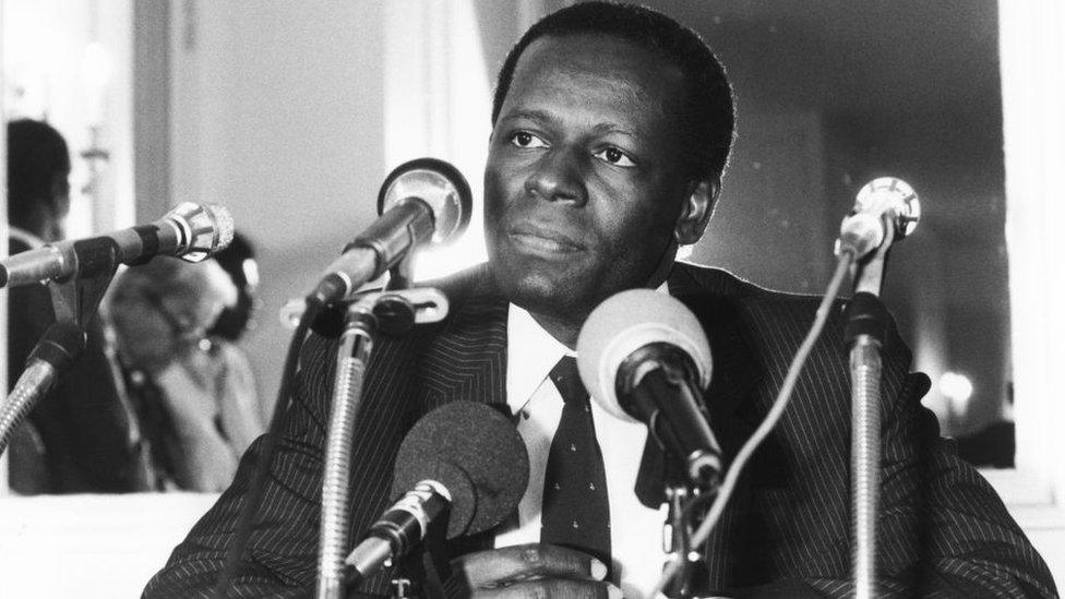 Portrait du président angolais José Eduardo dos Santos en visite officielle lors d'une conférence de presse le 11 septembre 1984