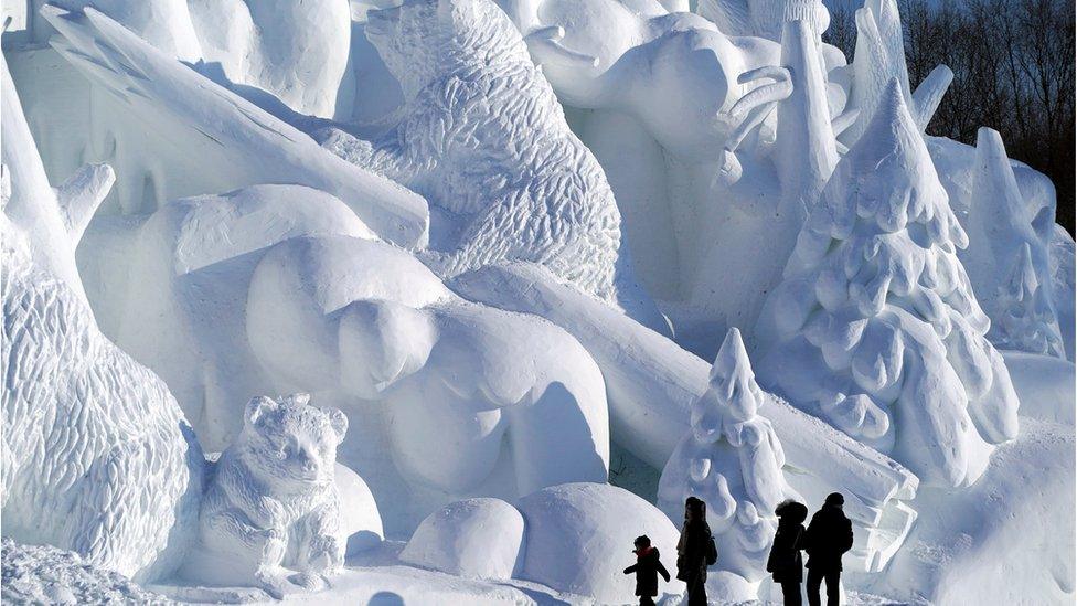 animals-and-trees-ice-sculptures.