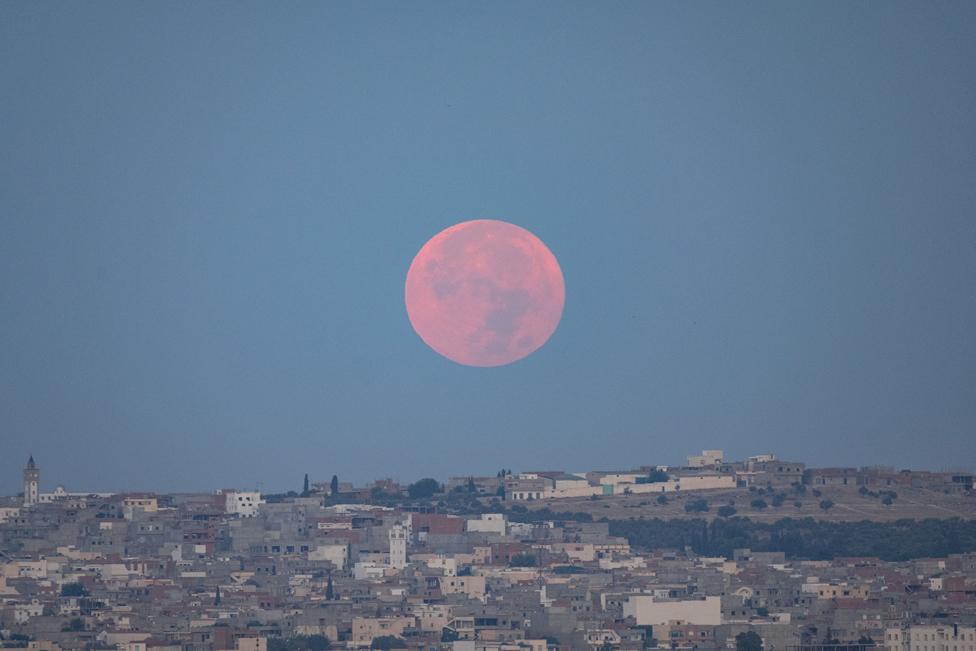 The moon shines over Hay El Hidhab, Benarous, Tunisia