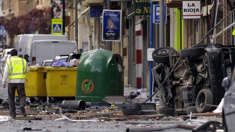 Civil guards inspect wreckage from a car bomb that exploded outside the barracks of Spain's paramilitary Guardia Civil in the northern town of Calahorra and blamed on Eta (21 March 2008)