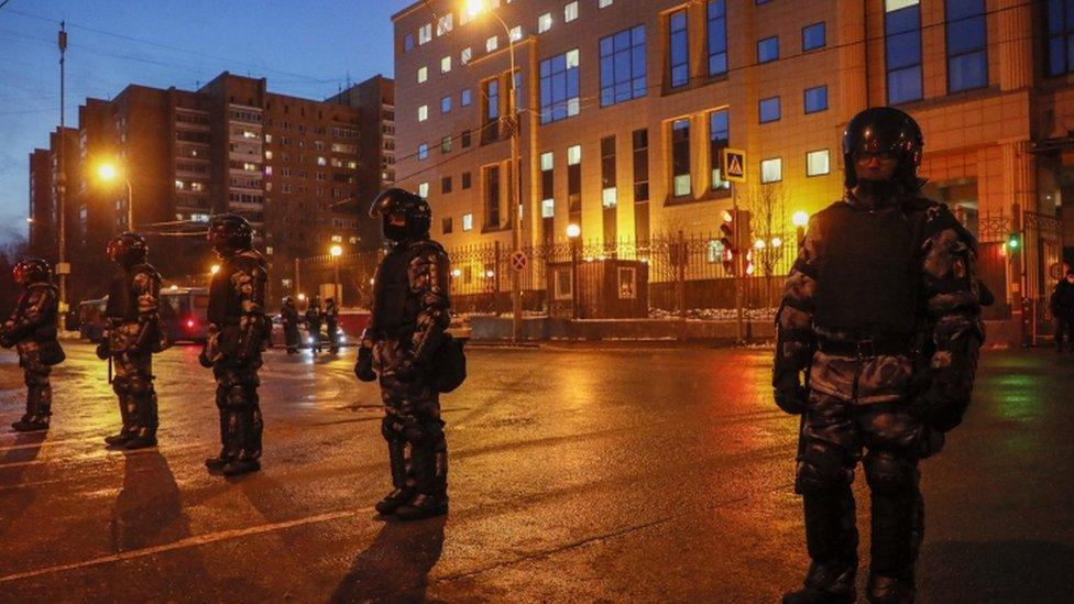 Please stand guard outside Moscow city court