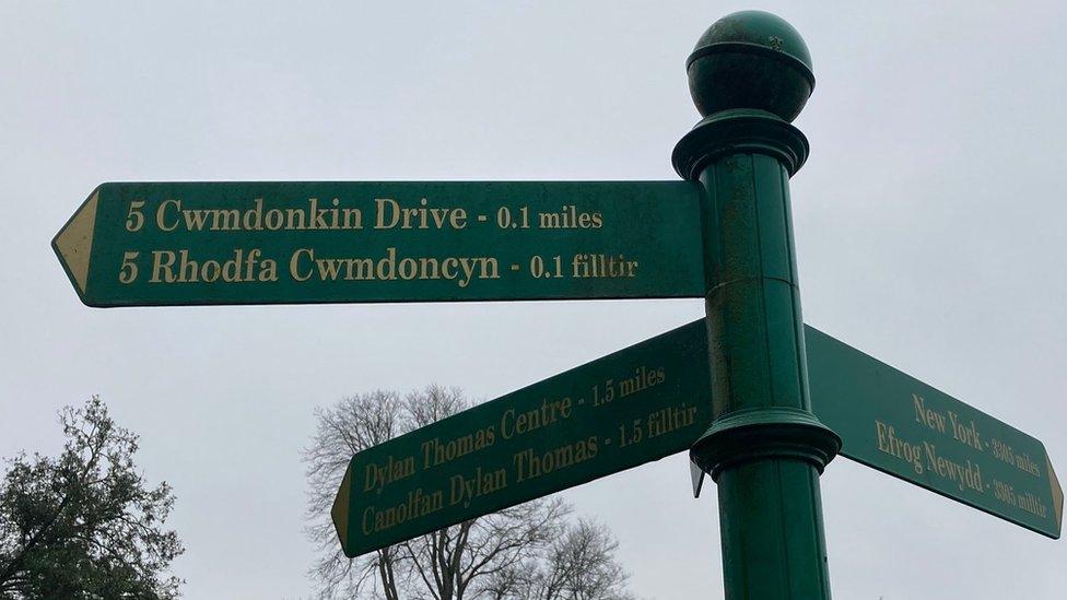 A sign in Cwmdonkin Park to Cwmdonkin Drive