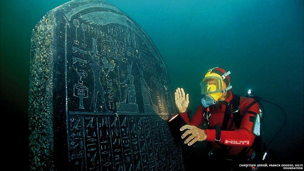 A stone tablet, called a stele, was found on the site of Thonis-Heracleion. It is inscribed with the decree of Saϊs.