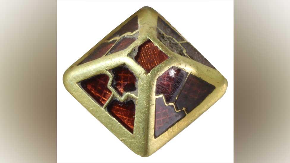 Anglo-Saxon gold and garnet sword pyramid